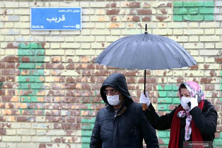 Ilustrasi: Warga Iran memakai masker pelindung saat berjalan di sebuah jalan di Kota Tehran, Iran, Selasa (25/2/2020). Iran menjadi negara kedua setelah China yang melaporkan jumlah kematian tertinggi akibat COVID-19, yang pertama kali merebak pada akhir Desember 2019 di Wuhan, China. (West Asia News Agency via REUTERS/Nazanin Tabatabaee/wsj.