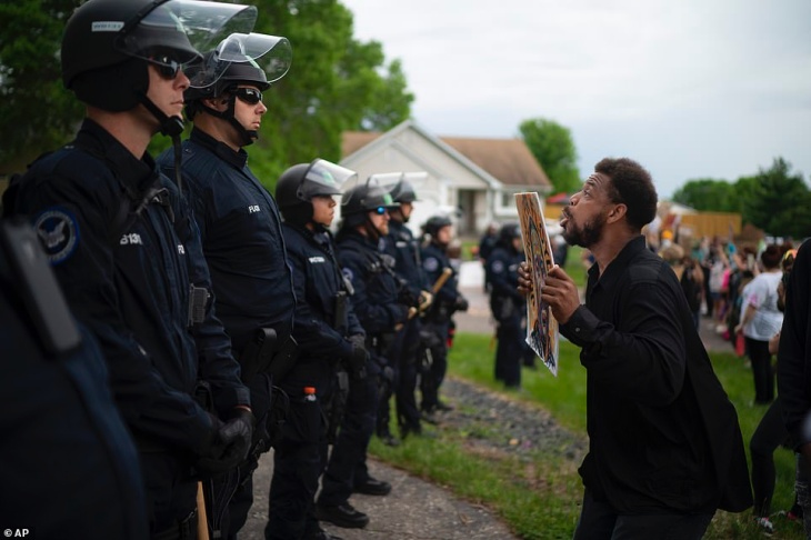 Demo di rumah Chauvin. (Foto: Dailymail) 