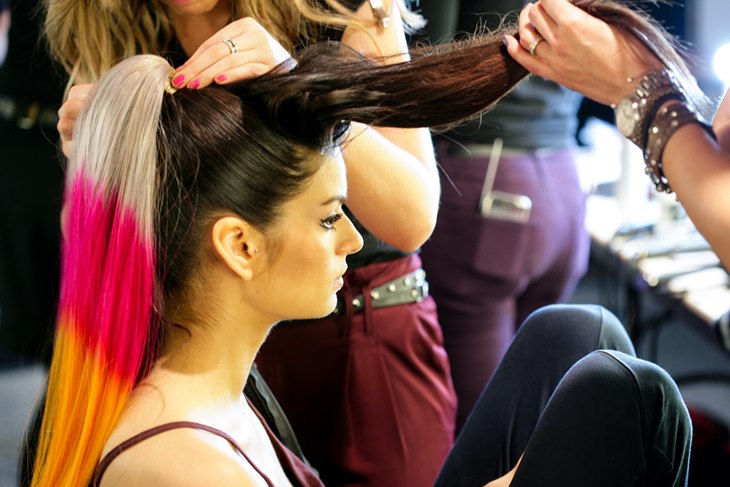 Mewarnai rambut di salon belum tentu baik bagi kesehatan rambut. (Foto: Stylecaster)