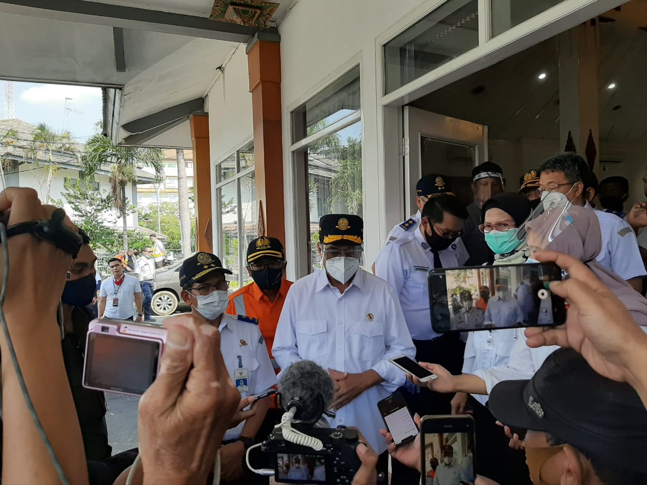 Menteri Perhubungan Budi Karya Sumadi mengecek kesiapan new normal dan KRL di Stasiun Solo Balapan, Jimat (26/6). (MP/Ismail)