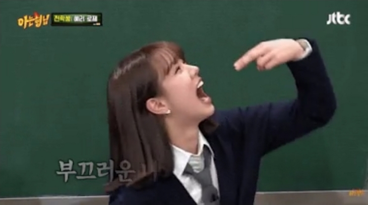 Hyeri praktikkan caranya makan (Foto: JTBC)
