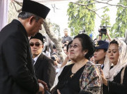 Momen Bersejarah Pertemuan SBY dan Megawati di Pemakaman Ibu Ani
