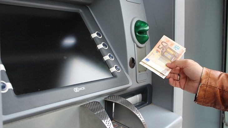 Perhatikan Hal-Hal Penting Ini saat Tarik Uang di ATM Luar Negeri