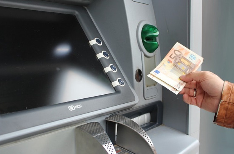 Perhatikan Hal-Hal Penting Ini saat Tarik Uang di ATM Luar Negeri