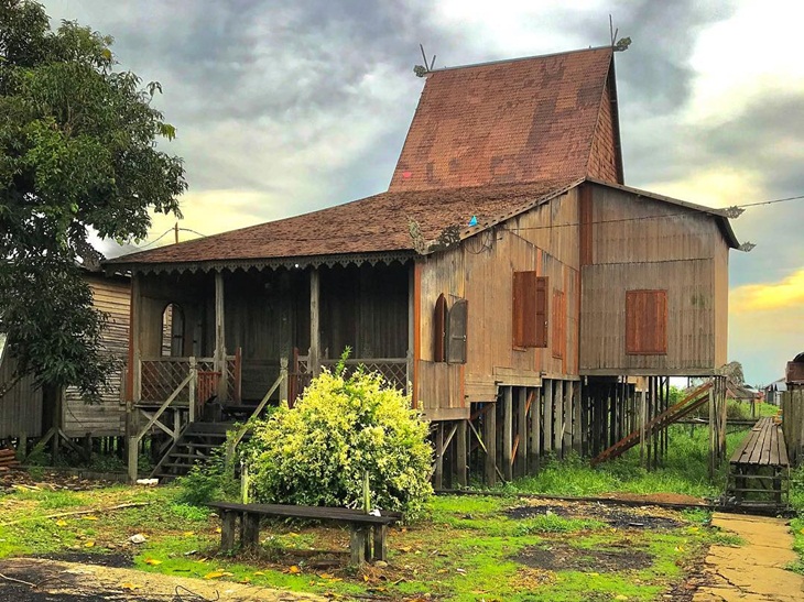 Rumah adat bubungan tinggi. (Foto: instagram.com/ahy_id)
