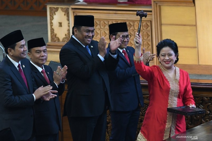 Ketua DPR periode 2019-2024 Puan Maharani (kanan) mengacungkan palu disaksikan Wakil Ketua M Aziz Syamsuddin (kiri), Sufmi Dasco Ahmad (kedua kiri), Rahmad Gobel (ketiga kiri), dan Muhaimin Iskandar (keempat kiri) usai pelantikan dalam Rapat Paripurna ke-2 Masa Persidangan I Tahun 2019-2020 di Kompleks Parlemen, Senayan, Jakarta, Selasa (1/10/2019). ANTARA FOTO/M Risyal Hidayat/ama. (ANTARA FOTO/M RISYAL HIDAYAT)