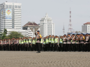 Polisi Gunakan Tangan Kosong Jaga Aksi 299
