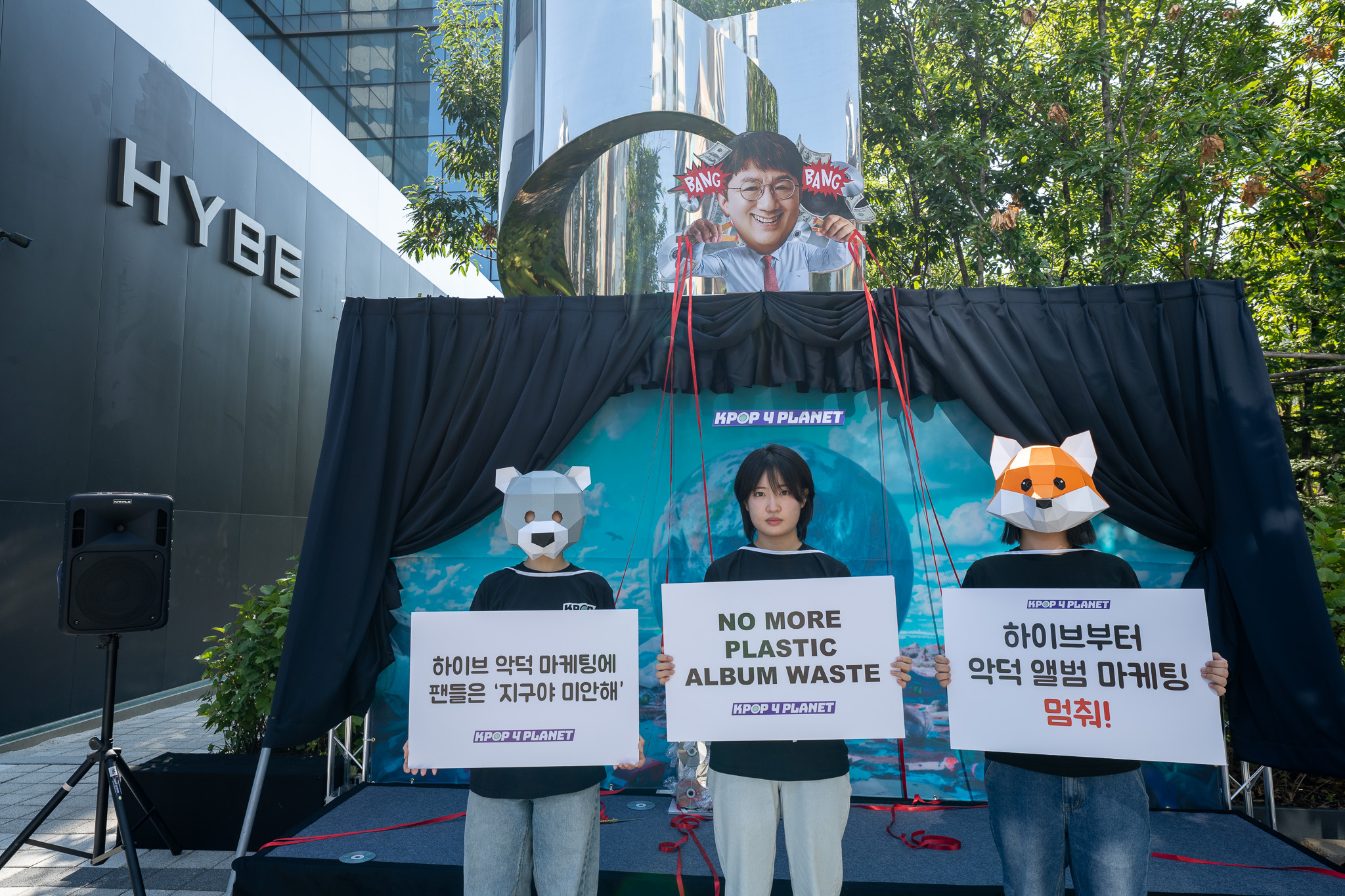 Sampah Album Plastik Meningkat, Penggemar K-Pop Ingin HYBE Tanggung Jawab