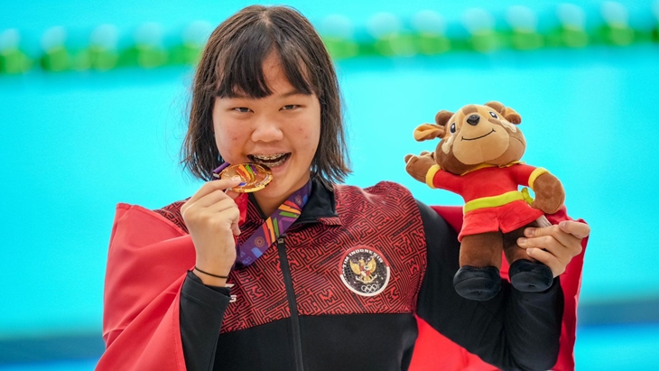Perenang Indonesia Flairene Candrea Wonomiharjo meraih emas di nomor Women's 100 Backstroke SEA Games 2021. (NOC Indonesia/MP Media/Rizki Fitrianto)