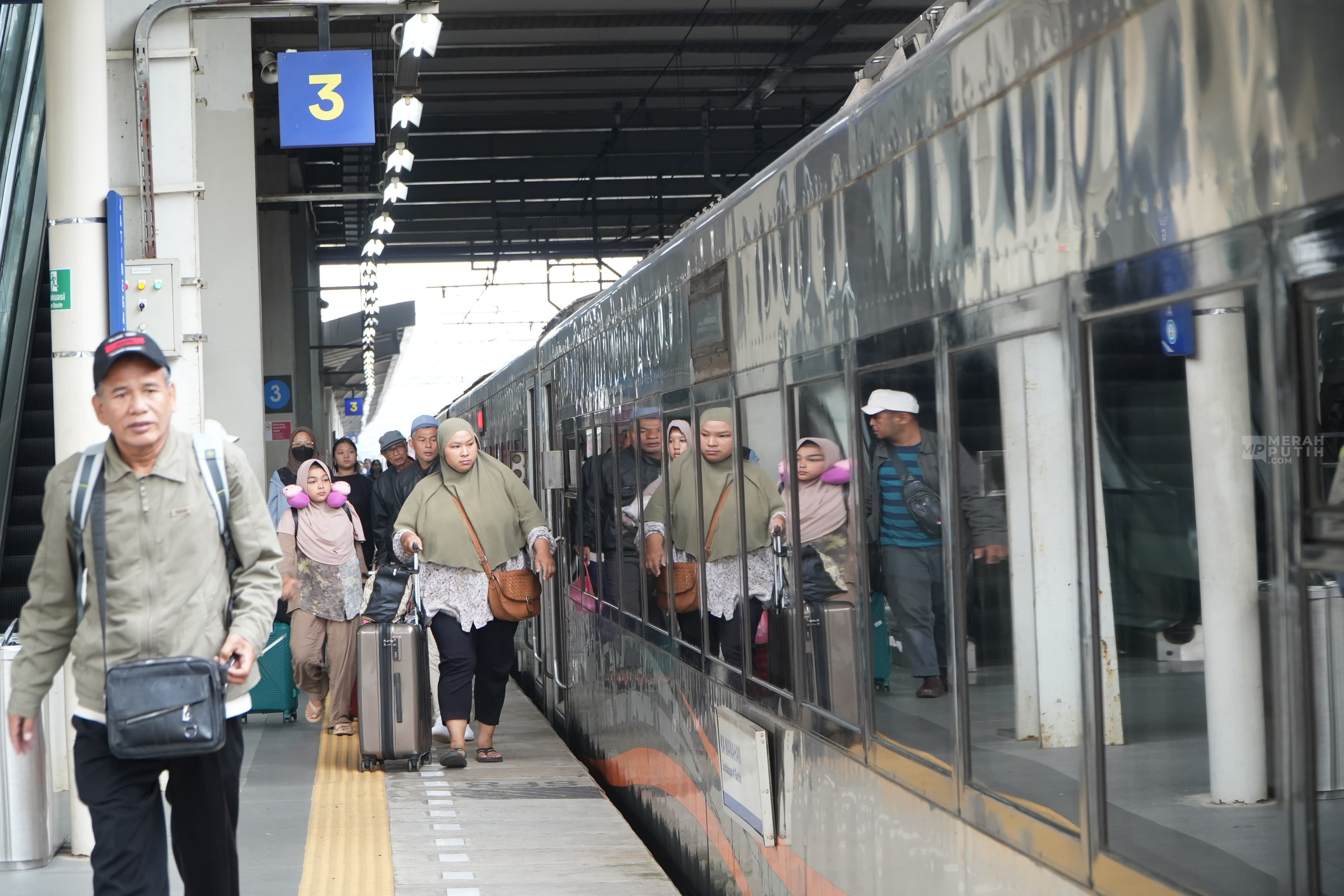 9 Perjalanan Kereta Api yang Terkena Imbas Peringatan HUT Bhayangkara ke-79 Besok, Terpaksa Berhenti di Stasiun Jatinegara