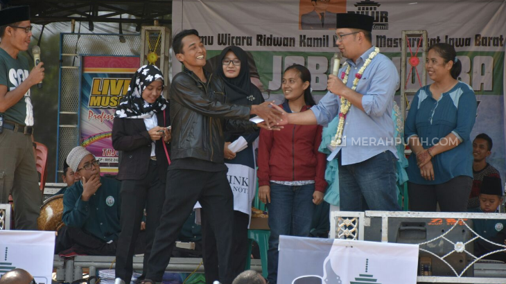 Ridwan Kamil Nasihati Pengantin Baru di Acara Temu Warga