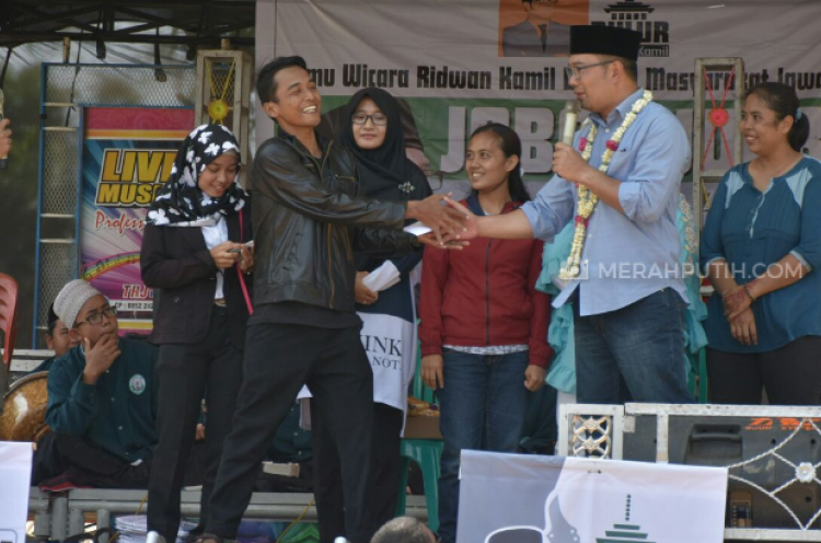 Ridwan Kamil Nasihati Pengantin Baru di Acara Temu Warga