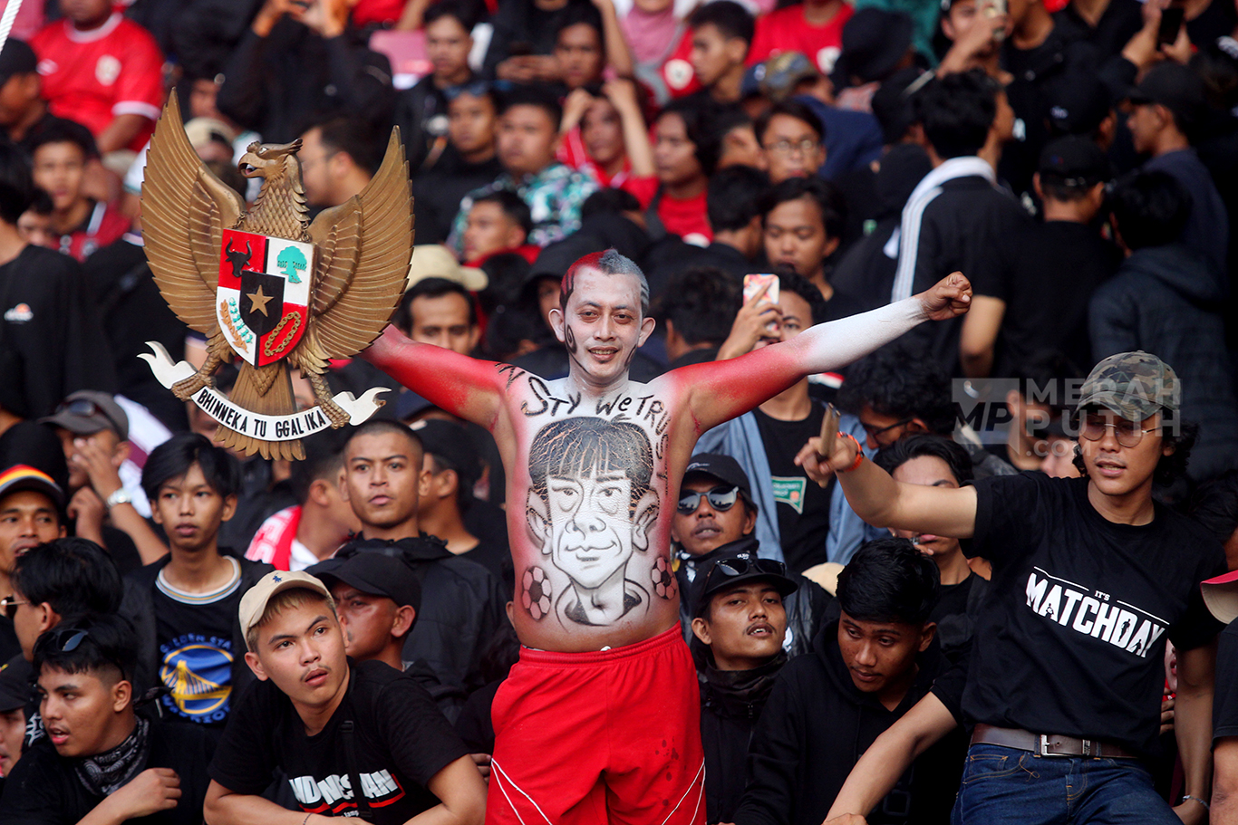 Aksi Supporter Dukung Timnas Indonesia Lawan Irak di Stadion Gelora Bung Karno