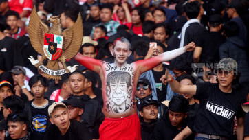 Aksi Supporter Dukung Timnas Indonesia Lawan Irak di Stadion Gelora Bung Karno