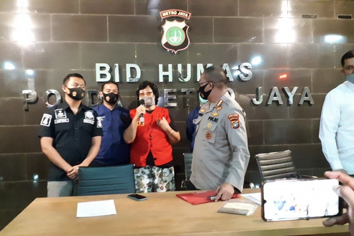 Kepala Bidang Humas Polda Metro Jaya Komisaris Besar Polisi Yusri Yunus (kanan) menanyai tersangka kasus pencemaran nama baik Basuki Tjahaja Purnama alias Ahok yang berinisial KS (67) dalam ekspos kasus di Mako Polda Metro Jaya, Kamis (30/7/2020). ANTARA/Fianda Sjofjan Rassat