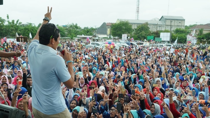 Kehadiran Sandiaga Bikin Emak-Emak Cikarang Histeris. Kata Mereka: Woi Duduk 'Ngapah'