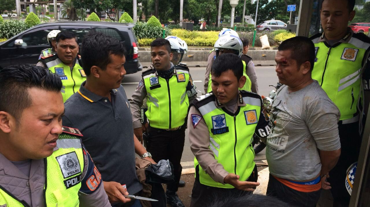 Seorang Laki-laki Paruh Baya Serang Polisi dengan Pisau Dapur