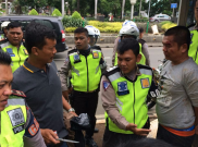 Seorang Laki-laki Paruh Baya Serang Polisi dengan Pisau Dapur