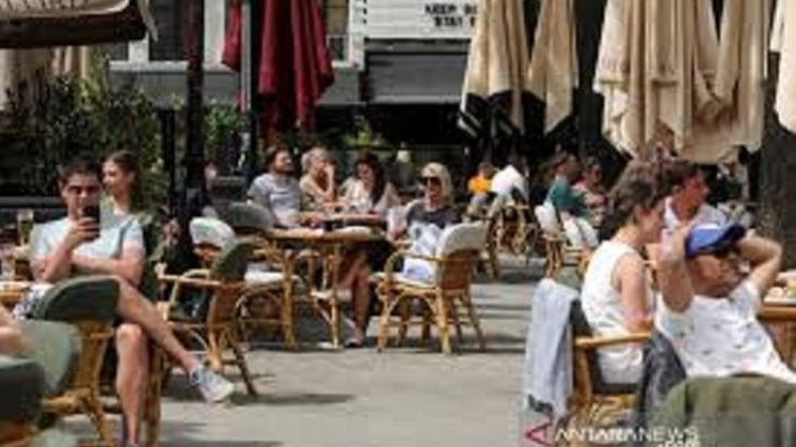 Masyarakat menikmati minuman mereka di kafe yang buka kembali di Leidseplein Square, di Amsterdam, Belanda, Senin (1/6/2020), setelah Belanda melonggarkan sejumlah aturan penguncian untuk memerangi wabah penyakit virus corona (COVID-19). (ANTARA FOTO/REUTERS/Eva Plevier/pras/djo)