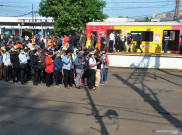 Penumpang KRL Menumpuk, Anies Bakal Tindak Tegas Perusahaan yang Belum WFH