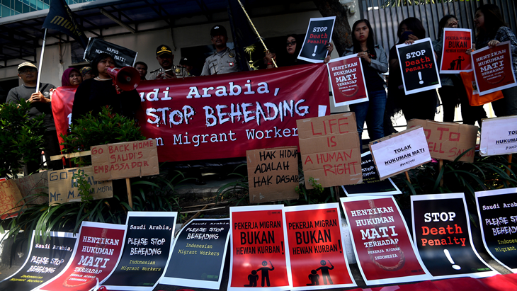 Pengunjukrasa dari sejumlah lembaga peduli imigran melakukan aksi unjuk rasa di depan Kedutaan Besar Arab Saudi, Jakarta, Selasa (20/3). Mereka memprotes eksekusi mati yang dilakukan pemerintah Arab Saudi terhadap seorang tenaga kerja Indonesia (TKI) bernama Muhammad Zaini Misrin pada Minggu (18/3) lalu. ANTARA FOTO/Sigid Kurniawan/ama/18.