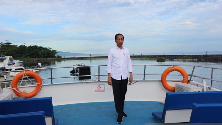 Joko Widodo di atas kapal. (Antaranews)