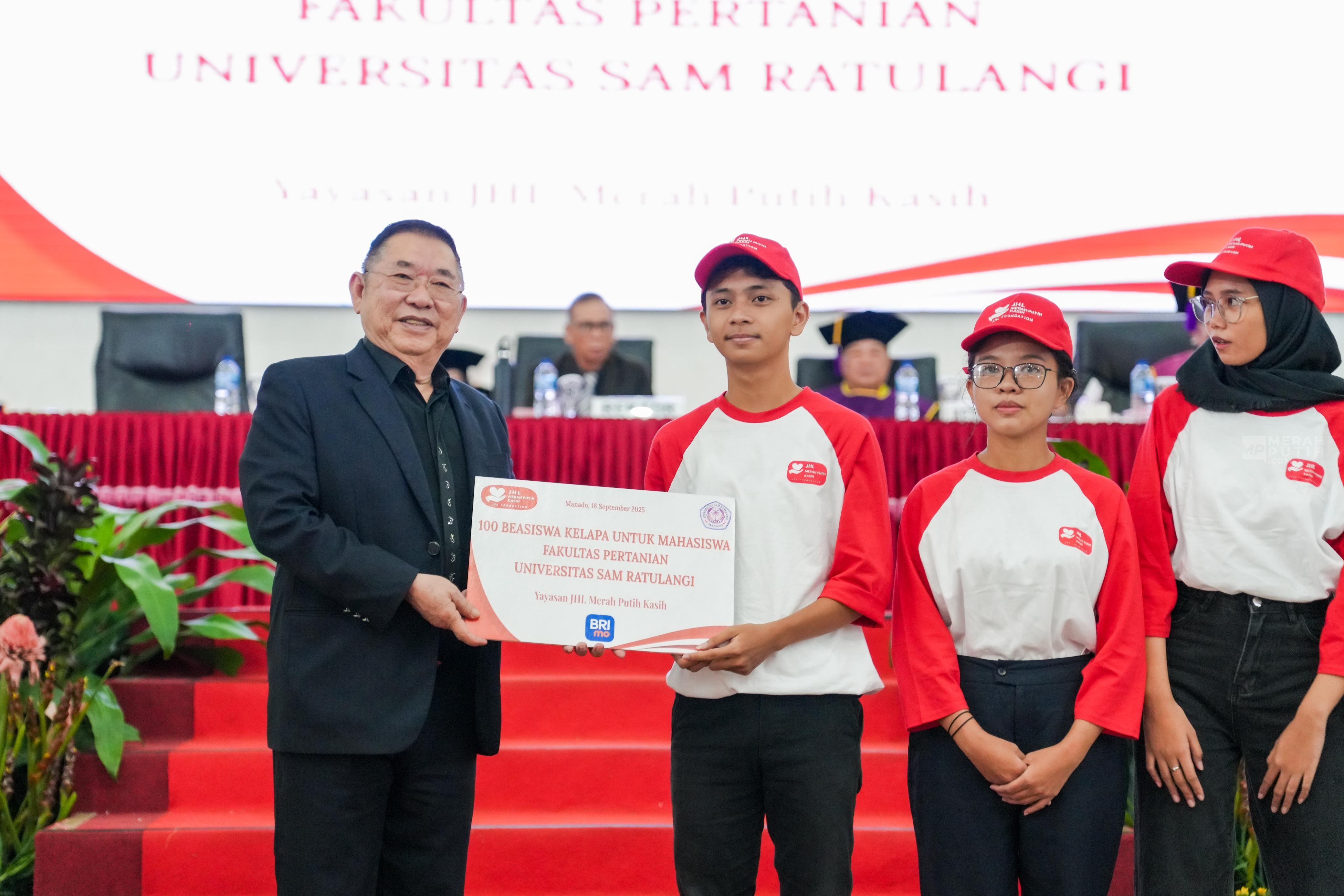JHL Foundation Serahkan Ribuan Beasiswa Kelapa Dukung Program Ketahanan Pangan Prabowo di Unsrat