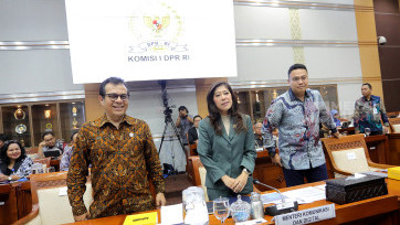 Raker Perdana Menteri Komdigi Meutya Hafid dengan Komisi I DPR