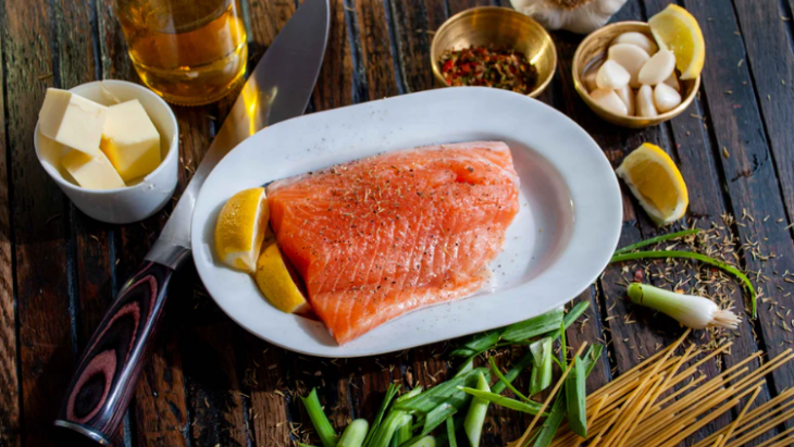 Salmon penghasil lemak omega-3. (Sumber: Unsplash/2FTownsend)