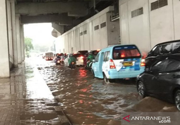 Sejumlah Ruas Jalan di Jaktim Tergenang Air