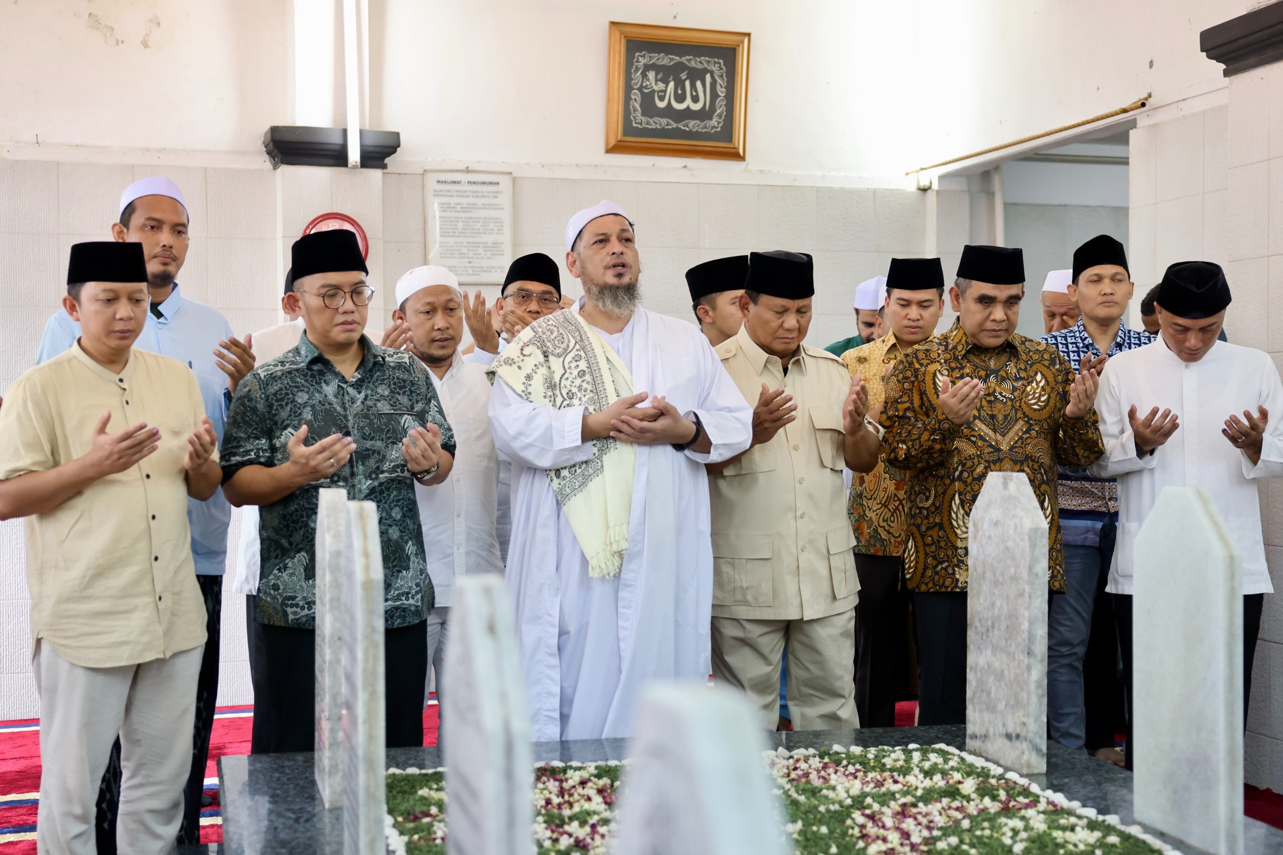 Prabowo Nyekar dan Datangi Keluarga Habib Ali Kwitang Sababat Bapaknya