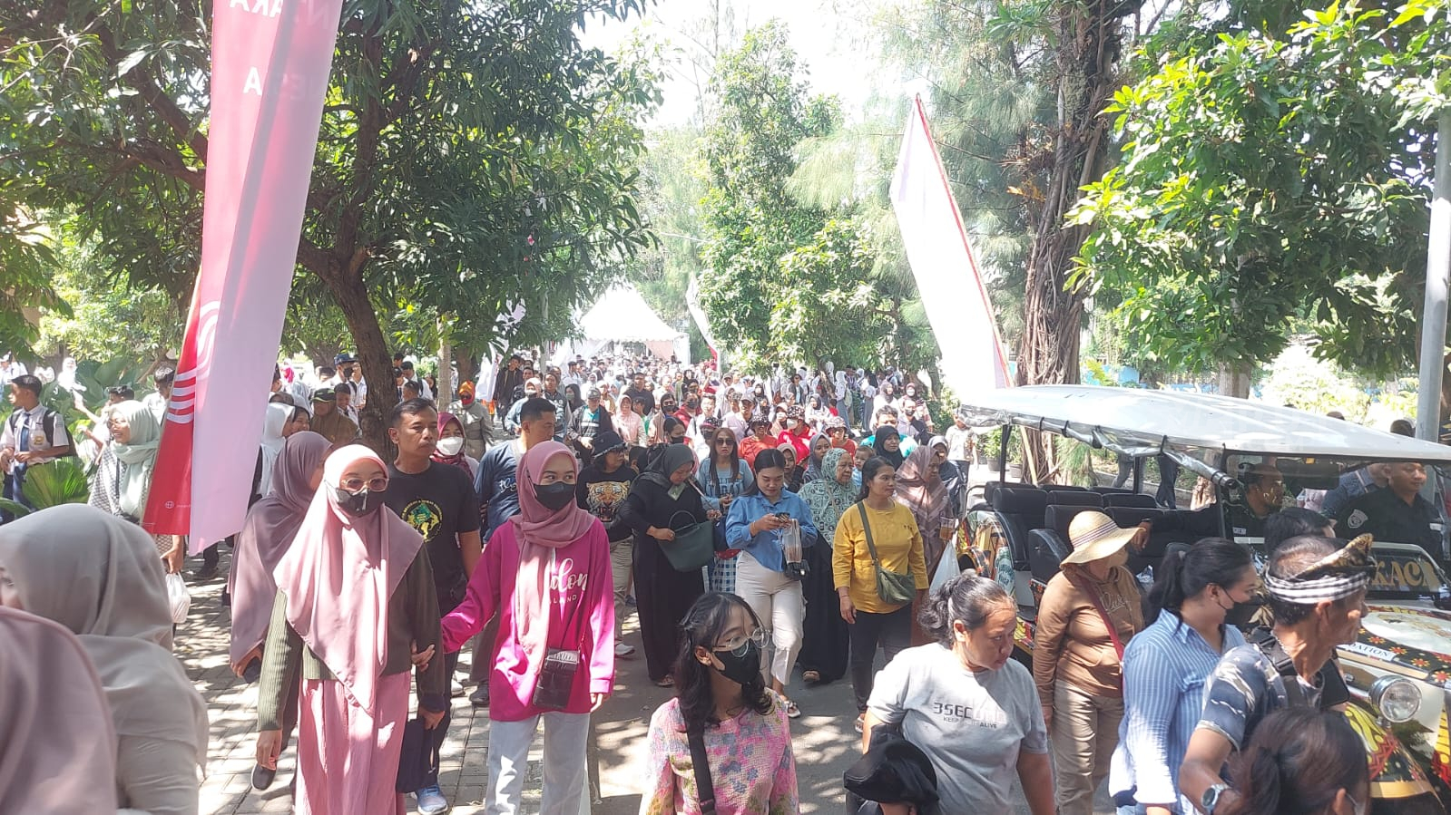 Taman Balekambang Dibuka Gratis Sehari, Warga Nikmati Kawasan Hijau