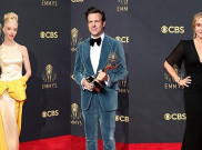 Busana Terbaik Emmy Awards 2021, sang 'Ratu Catur' Curi Perhatian