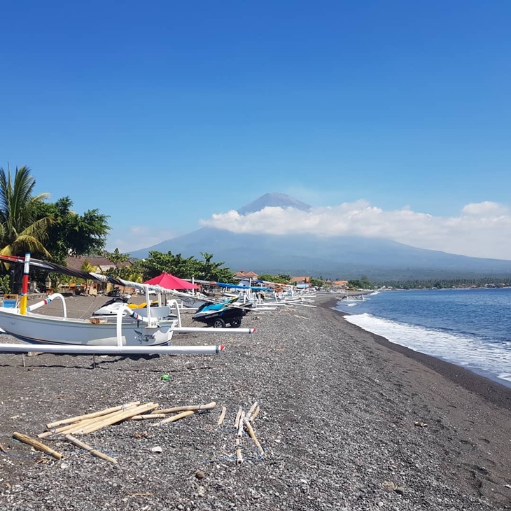 Pantai Amed. (Foto: instagram.com/aurore_brasseur)