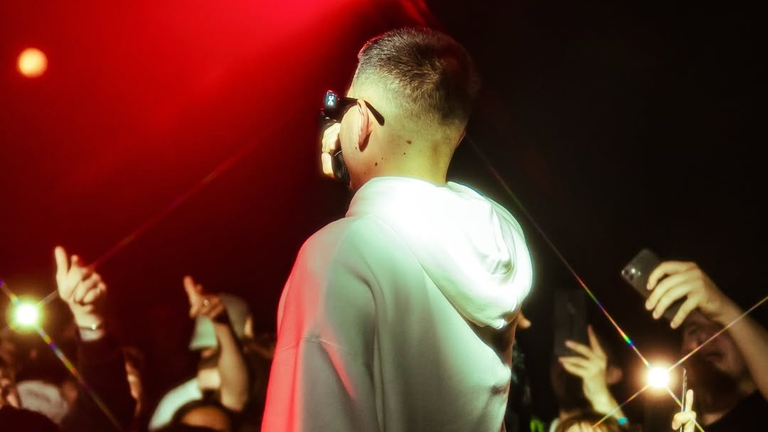 Lirik Lagu 'She’s A 10 But…' Artan dan Spencer Elmer, Kembali Viral di TikTok!