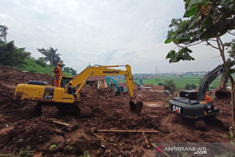 Petugas SAR gabungan mencari jasad korban tanah longsor di Desa Cihanjuang, Kecamatan Cimanggung, Kabupaten Sumedang, Jawa Barat. (ANTARA/Bagus Ahmad Rizaldi)