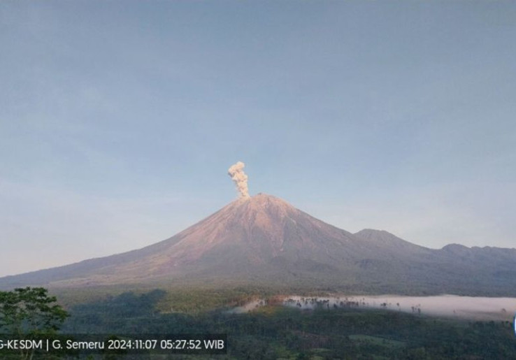 8 Jam Terakhir, Gunung Semeru 10 Kali 'Batuk-Batuk'