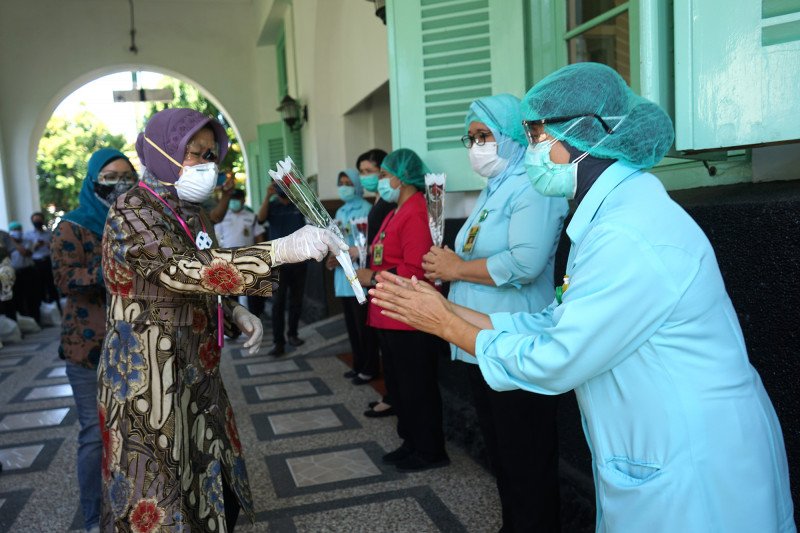 Wali Kota Surabaya Tri Rismaharini memberikan setangkai bunga sebagai tanda ucapan terima kasih kepada para dokter dan perawat di Rumah Sakit Darmo, Surabaya, Kamis (18/6/2020). (FOTO ANTARA/HO-Humas Pemkot Surabaya)