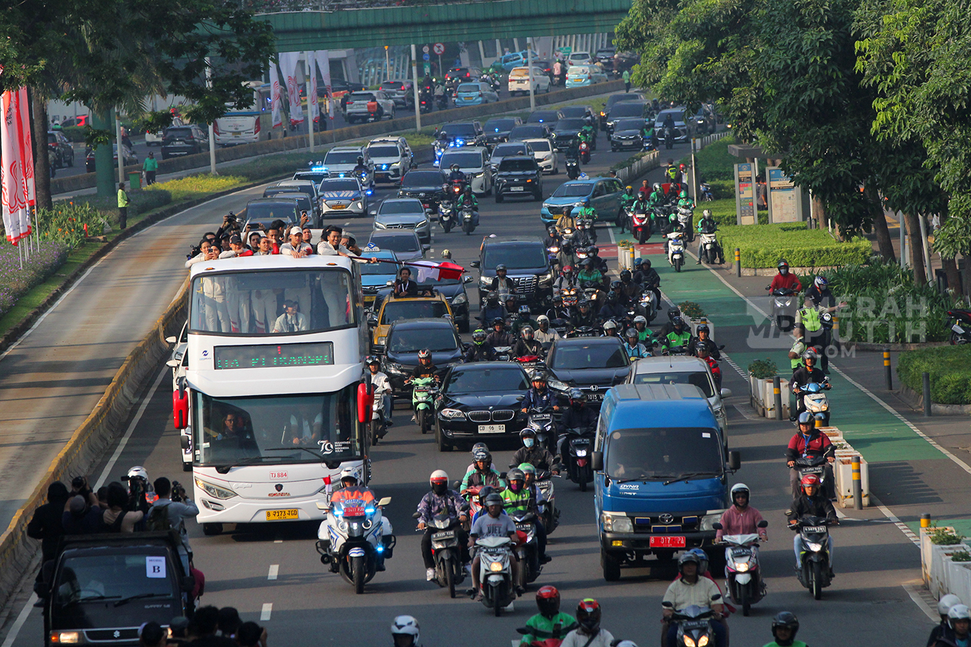 Semarak Aksi Arak-arakan Atlet Olimpiade Paris 2024 di Jakarta