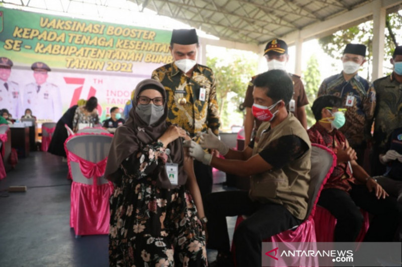 Ratusan nakes di Tanah Bumbu vaksinasi dosis tiga. ANTARA/Sujud
