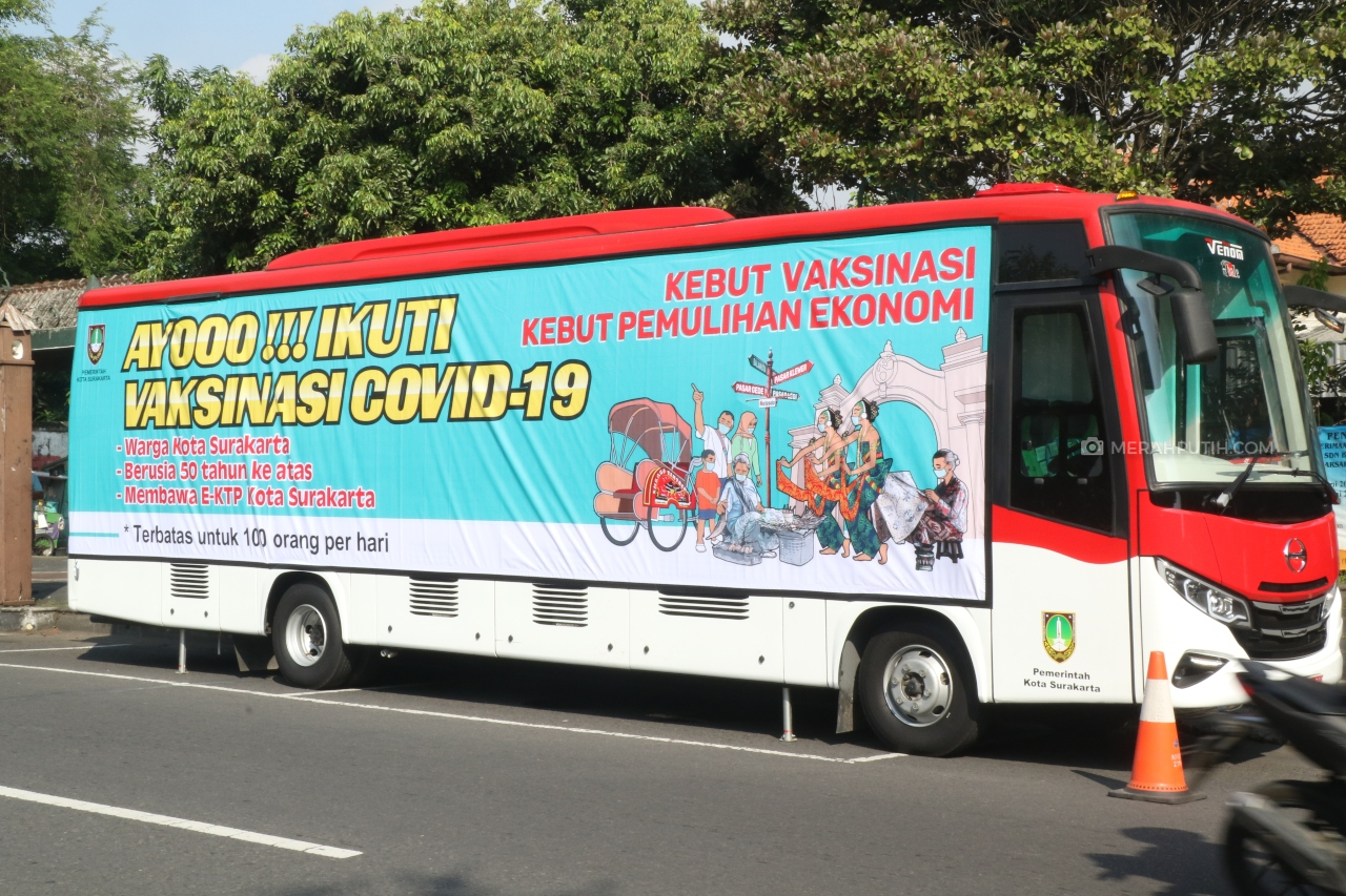 Kerahkan Mobil Keliling, Pemkot Solo Kebut Vaksinasi COVID-19