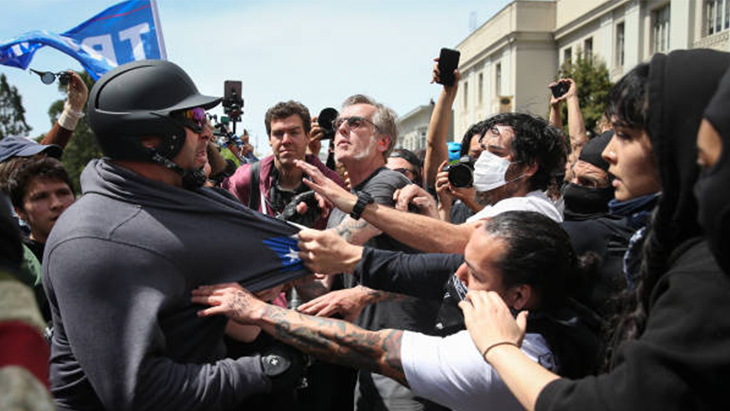 Bentrokan Pendukung dan Penentang Presiden Trump di Taman California