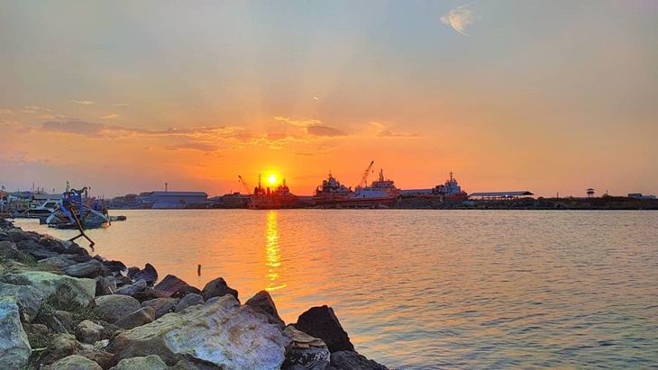 Indahnya Sore di Pantai Kejawanan, Cirebon