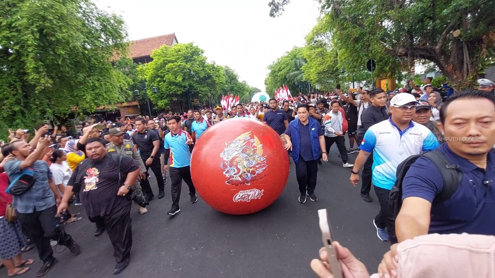 Erick dan Gibran Gelindingkan Bola Raksasa saat Kirab Trofi Piala Dunia U-17