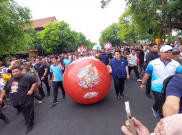 Erick dan Gibran Gelindingkan Bola Raksasa saat Kirab Trofi Piala Dunia U-17