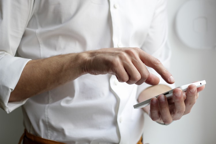Mulai dengan sexting (foto: Unsplash/NordWood Thems)