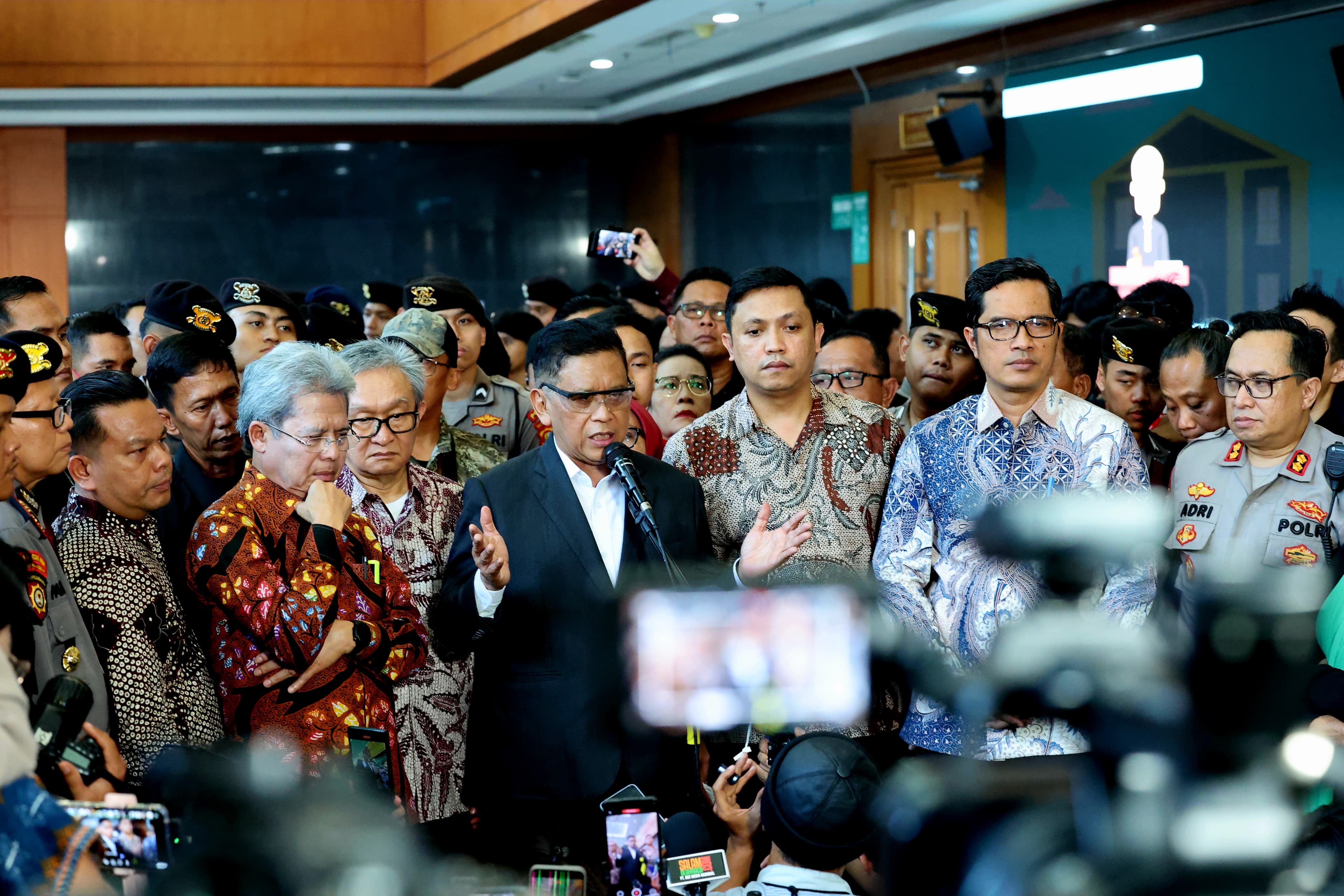 Febri Diansyah Beberkan 9 Catatan Kritis Usai Hasto Divonis 3,5 Tahun Penjara