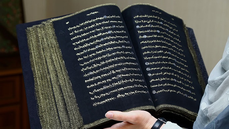 Al Quran dari tinta emas yang ditulis di atas kain sutera (Foto: Boredpanda)
