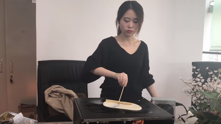 Perempuan Cantik Ini Bikin Hamburger dengan Peralatan Kantor