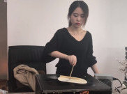 Perempuan Cantik Ini Bikin Hamburger dengan Peralatan Kantor